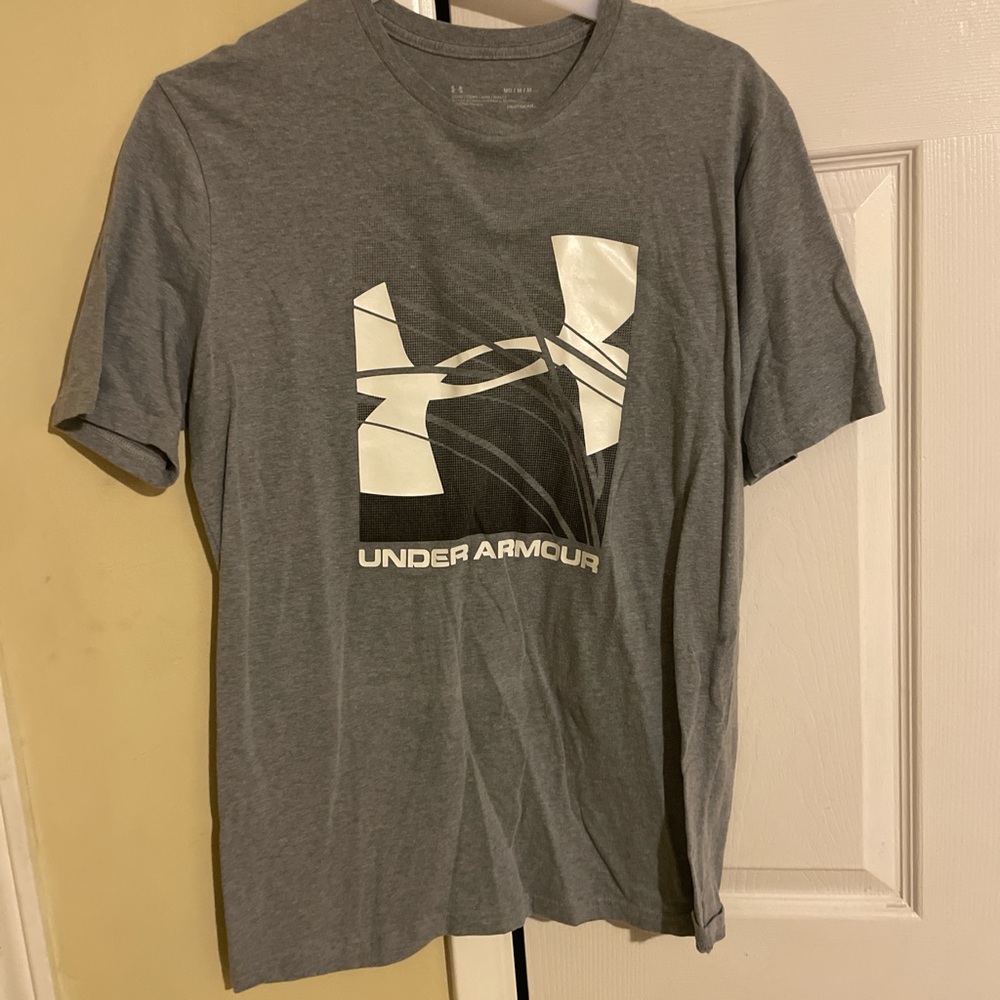 Man medium Under Armour Charcoal Short Sleeve Tee